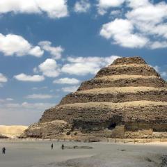 Как са построени египетските пирамиди Египтяните са построили пирамида от каменни блокове